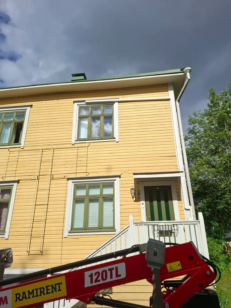 Läpivienti ja kourutus kaksikerroksisessa puutalossa